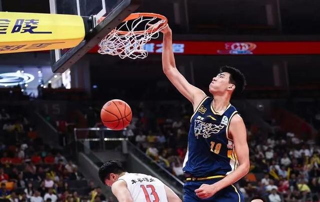 广东男篮再胜对手，不敌强敌仍保领先地位